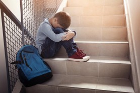 Revoltător // Un băiețel de 5 ani a fost tuns în cap de colegii de clasă pentru că are altă religie